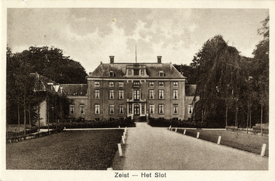 15917 Gezicht op de voorgevels van de linkervleugel en het hoofdgebouw van Slot Zeist te Zeist uit het noordoosten.